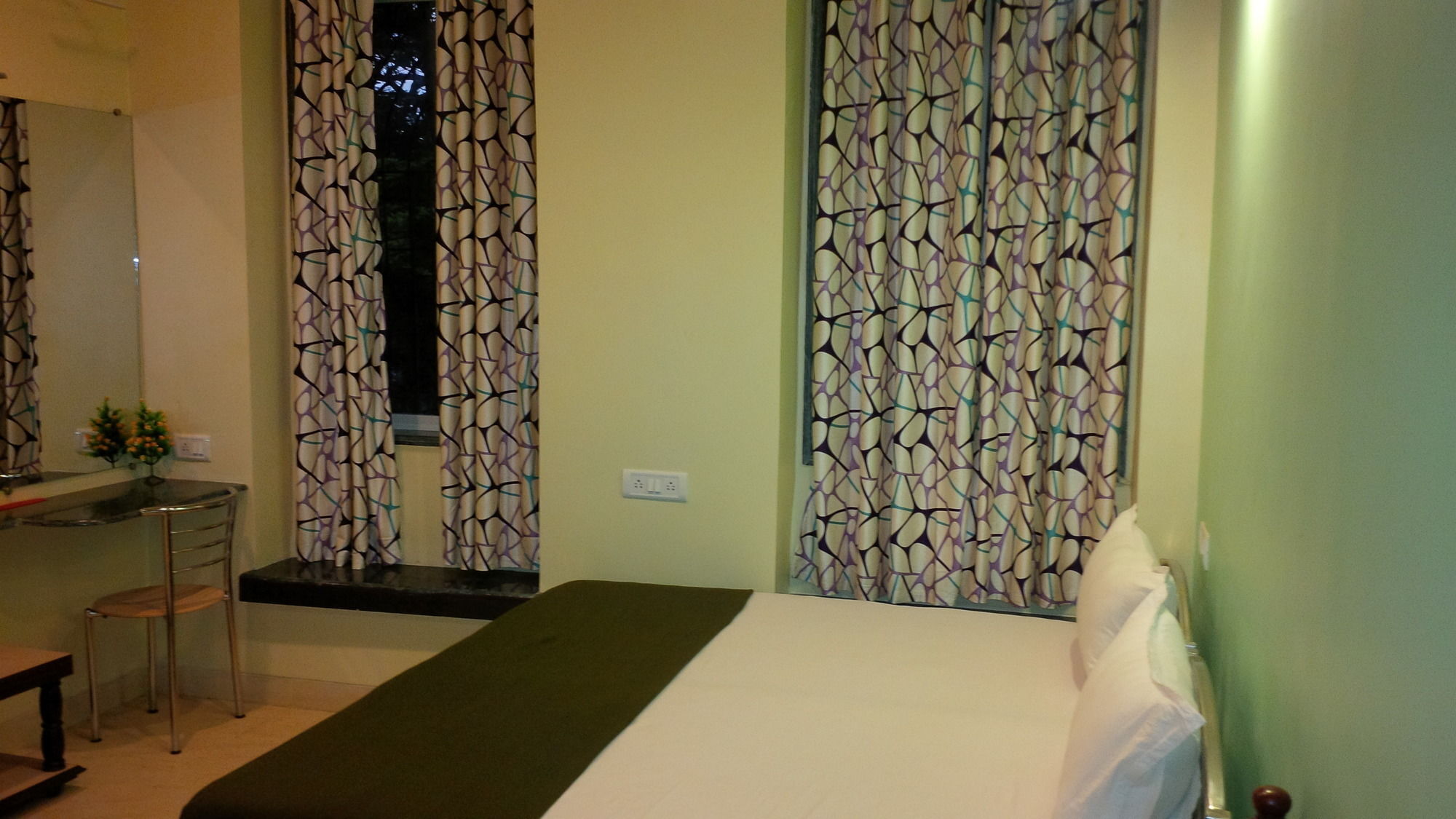 Hotel Blue Bird Colaba Mandve Екстер'єр фото